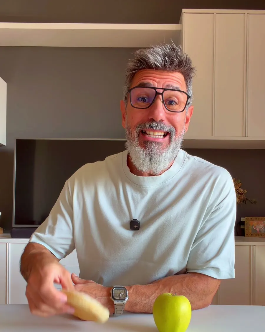 Jonathan Aguilar con el pan, la manzana, el arroz y el plátano en la mesa
