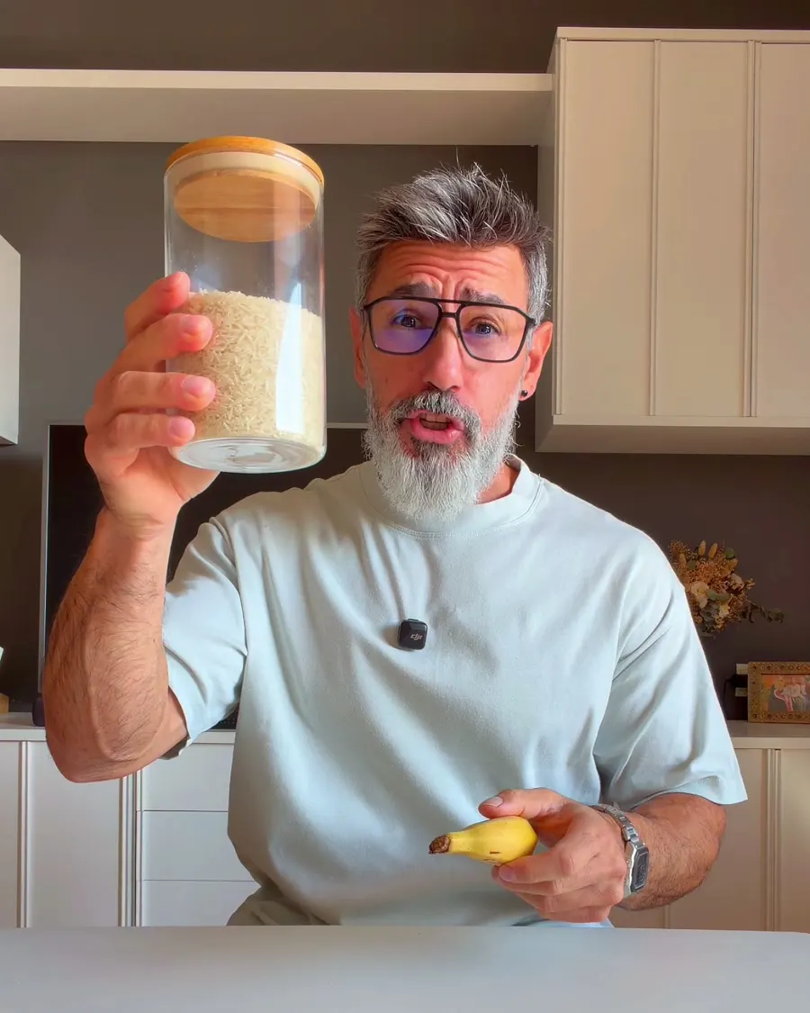 Jonathan levantando un bote de arroz con un plátano en la mano